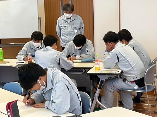 働きながら学び、成長できる会社です！